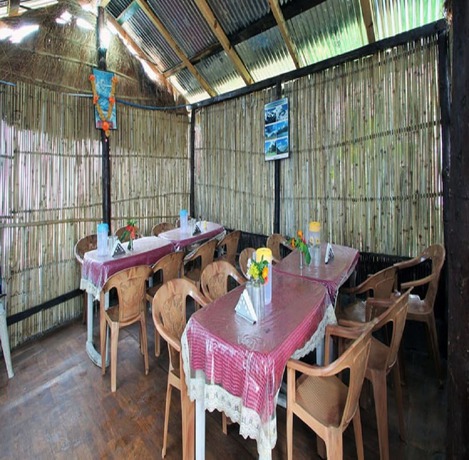 Imagen del bar/restaurante del Hotel Sumit Kausani. Foto 12