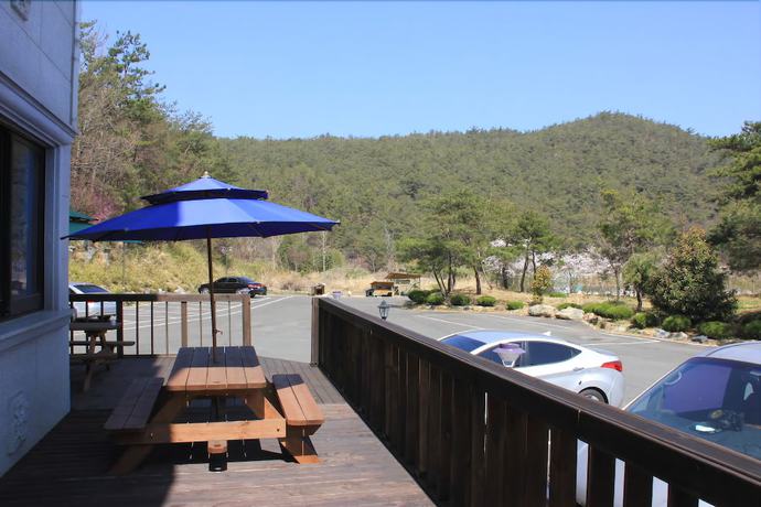 Imagen de los exteriores del Hotel Sumjingang. Foto 18