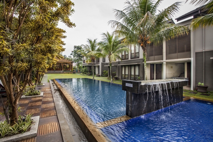 Imagen de la piscina del Hotel Summer Hills. Foto 15