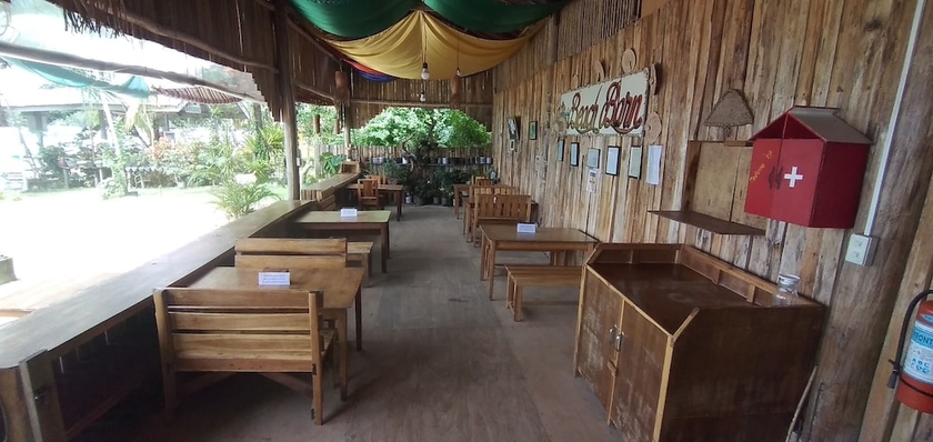 Imagen del bar/restaurante del Hotel Summer Homes Beach Resort And Cottages. Foto 2