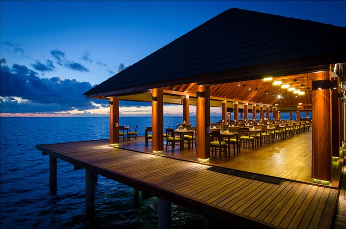 Imagen del bar/restaurante del Hotel Summer Island Maldives. Foto 1