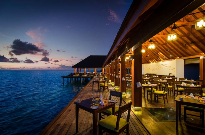 Imagen del bar/restaurante del Hotel Summer Island Maldives. Foto 6