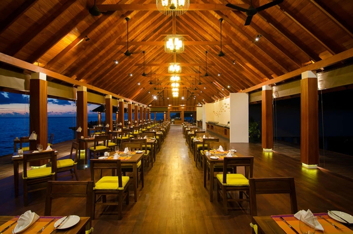 Imagen del bar/restaurante del Hotel Summer Island Maldives. Foto 8