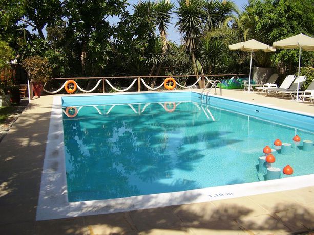 Imagen de la piscina del Hotel Summer Lodge. Foto 20