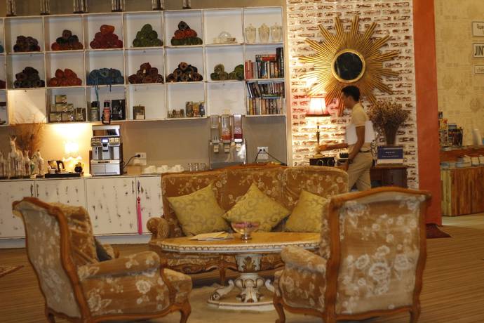 Imagen de los interiores del Hotel Summer Luxury Beach Resort and Spa. Foto 18