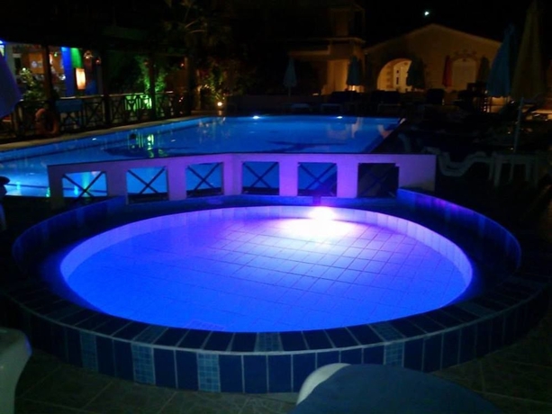 Imagen de la piscina del Hotel Summer Memories Apartments. Foto 15