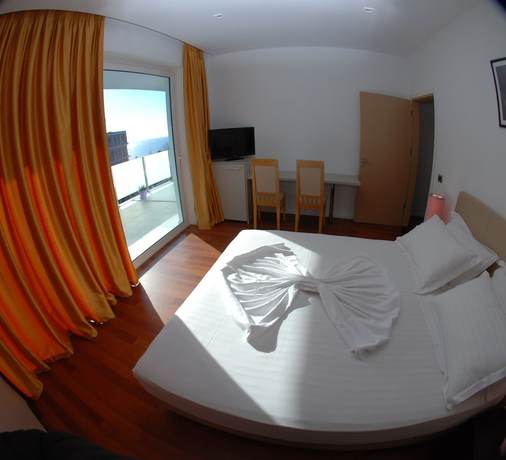 Imagen de la habitación del Hotel Summer Suite Hotel. Foto 10