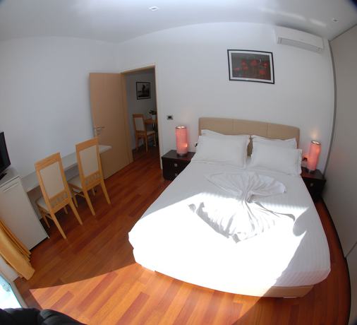 Imagen de la habitación del Hotel Summer Suite Hotel. Foto 11