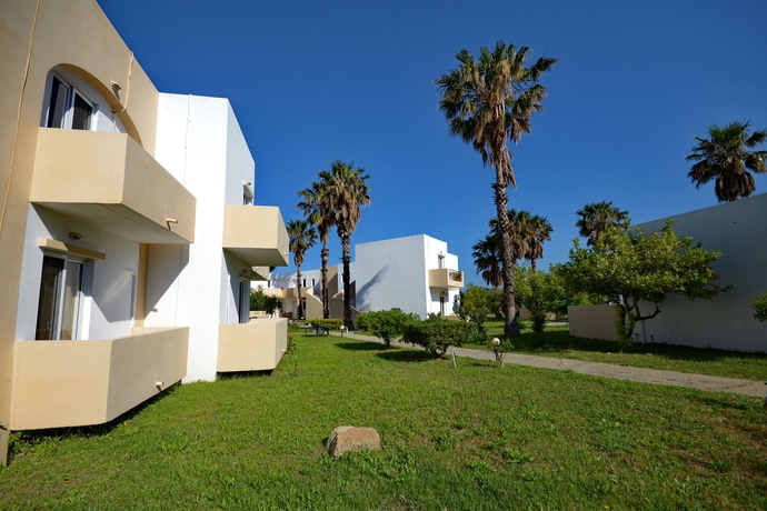 Imagen de los exteriores del Hotel Summer Village. Foto 9