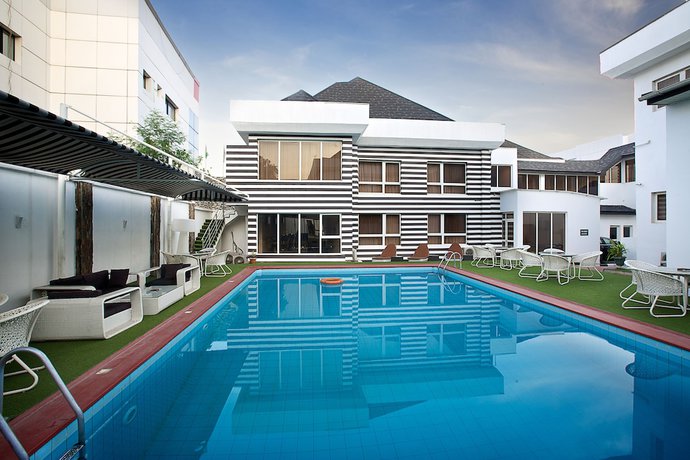 Imagen de la piscina del Hotel Summerset Continental Maitama. Foto 5