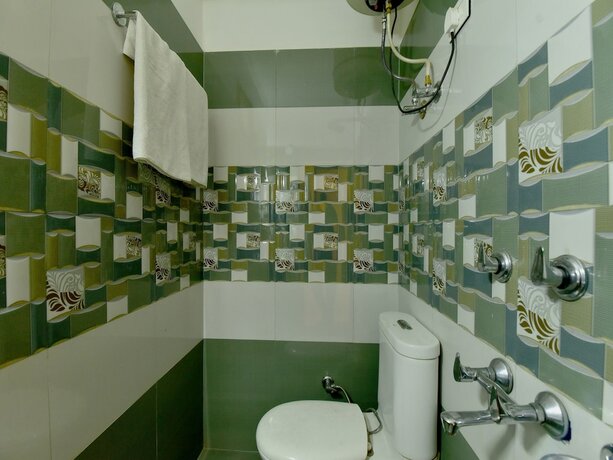 Imagen de la habitación del Hotel Summit Chandertal Regency. Foto 12