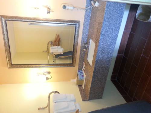 Imagen de la habitación del Hotel Summit Inn & Suites. Foto 4