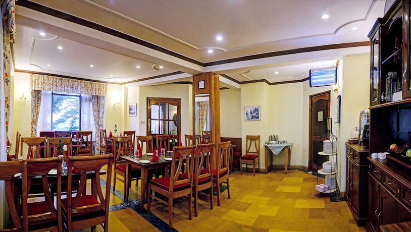 Imagen del bar/restaurante del Hotel Summit Le Royale. Foto 14