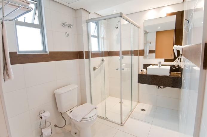 Imagen de la habitación del Hotel Summit Monaco. Foto 8