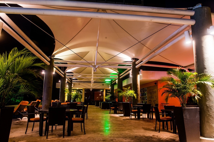 Imagen del bar/restaurante del Hotel Summit Rainforest and Golf Resort. Foto 6