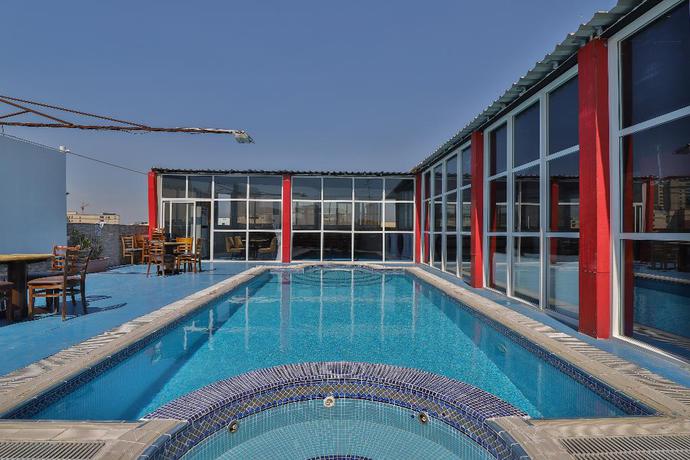 Imagen de la piscina del Hotel Sun And Sands Downtown. Foto 24