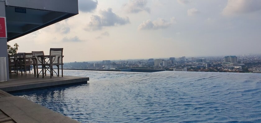 Imagen de la piscina del Hotel Sun Apartment Semarang. Foto 17