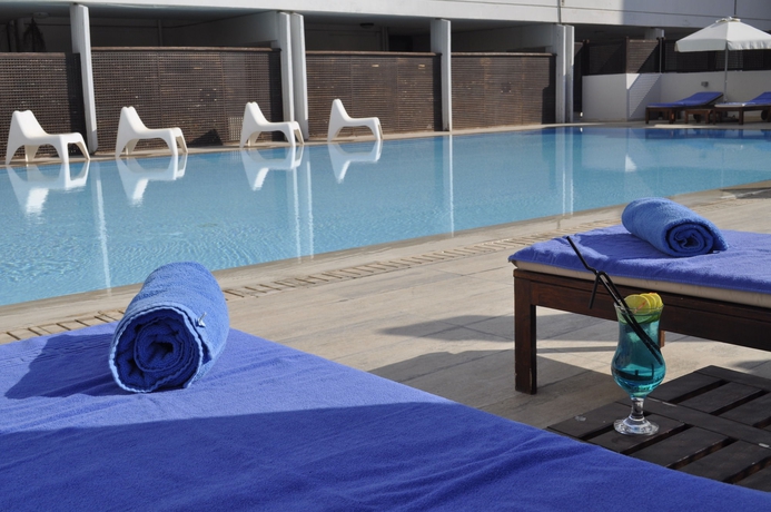 Imagen de la piscina del Hotel Sun Hall. Foto 16