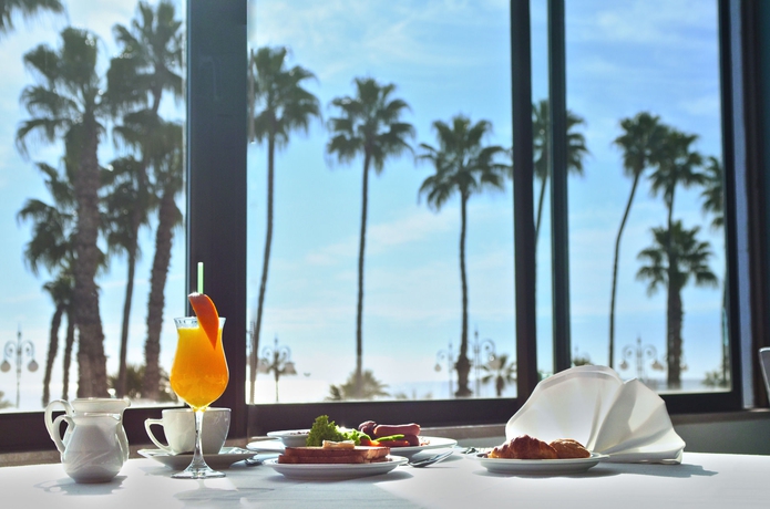 Imagen del bar/restaurante del Hotel Sun Hall. Foto 5