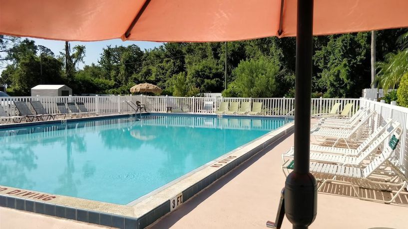 Imagen de la piscina del Hotel Sun Inn And Suites. Foto 10