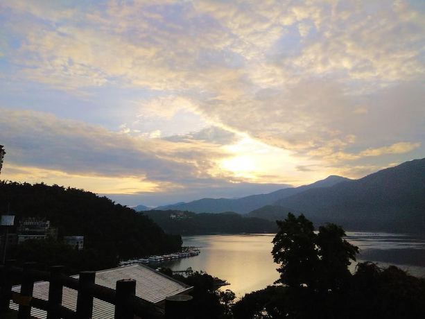 Imagen de los exteriores del Hotel Sun Moon Lake Crown Yu. Foto 11