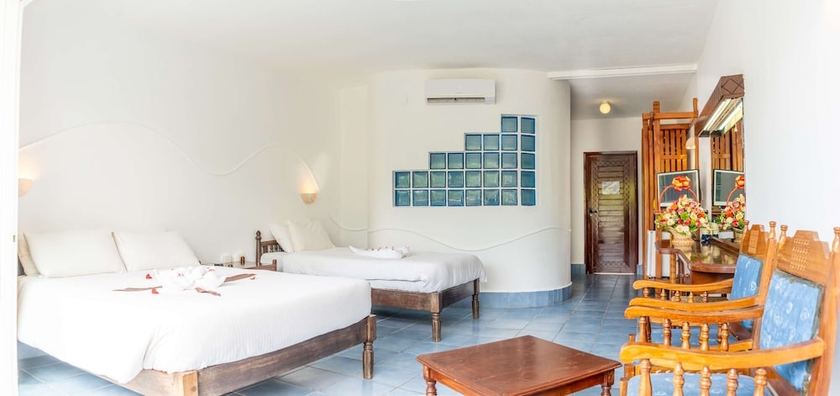Imagen de la habitación del Hotel Sun N Sand Beach Resort. Foto 4