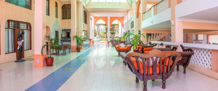 Imagen de los interiores del Hotel Sun N Sand Beach Resort. Foto 19