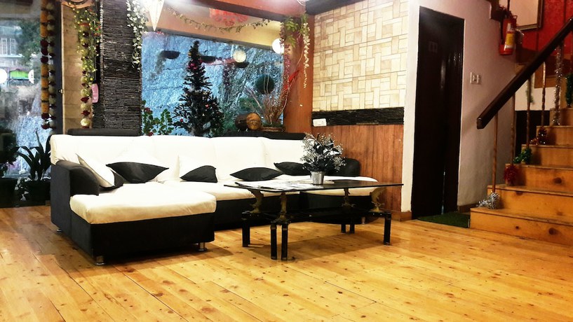 Imagen de los interiores del Hotel Sun N Snow Mussoorie. Foto 16