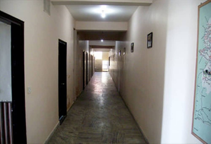 Imagen de los interiores del Hotel Sun N Star, Library Bazaar. Foto 17