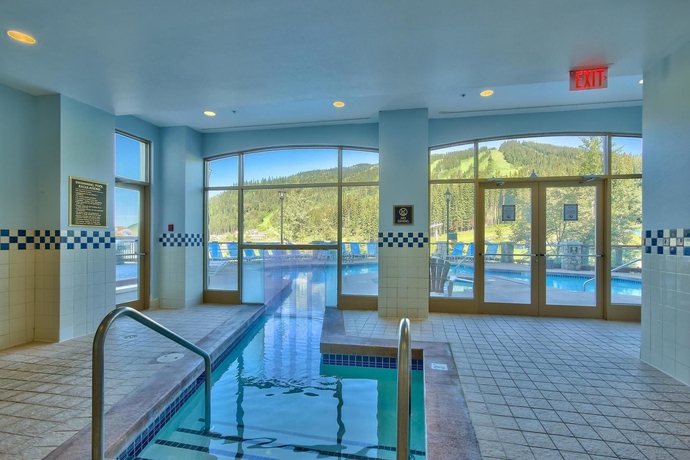 Imagen de la piscina del Hotel Sun Peaks Grand and Conference Centre. Foto 10
