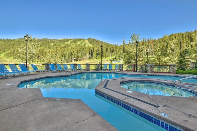 Imagen de la piscina del Hotel Sun Peaks Grand and Conference Centre. Foto 12