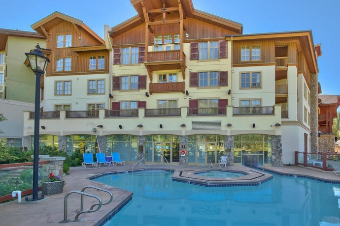 Imagen de la piscina del Hotel Sun Peaks Grand and Conference Centre. Foto 13