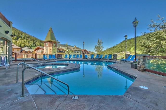 Imagen de la piscina del Hotel Sun Peaks Grand and Conference Centre. Foto 14