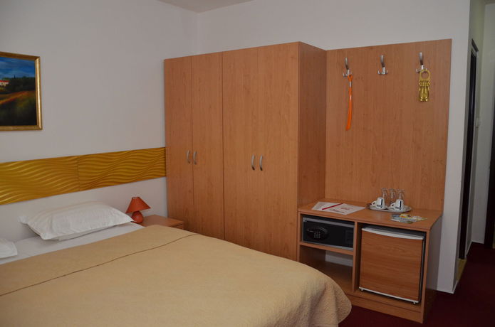 Imagen de los exteriores del Hotel Sun, Senec. Foto 14