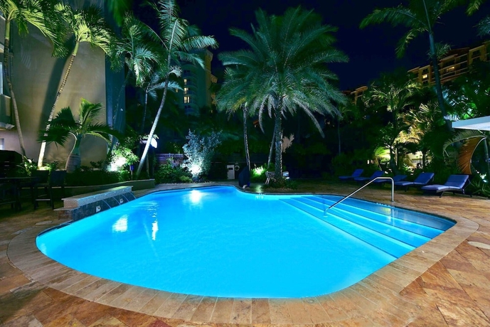 Imagen de la piscina del Hotel Sun Tower and Suites On The Beach. Foto 17