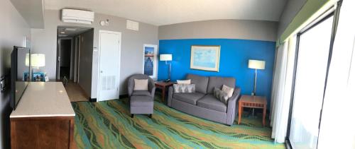 Imagen de la habitación del Hotel Sun & Sand Resort Oceanfront Suites. Foto 6