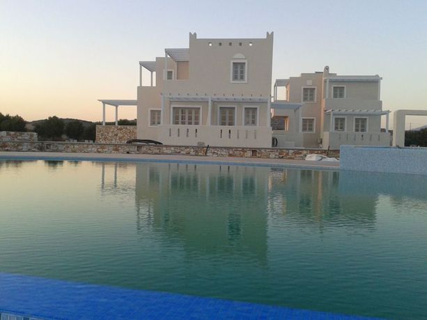 Imagen de la piscina del Hotel Sun and Moon Villas. Foto 14