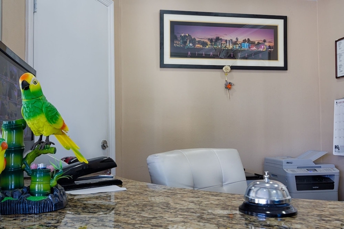 Imagen de los interiores del Hotel Sun and Surf Inn. Foto 18