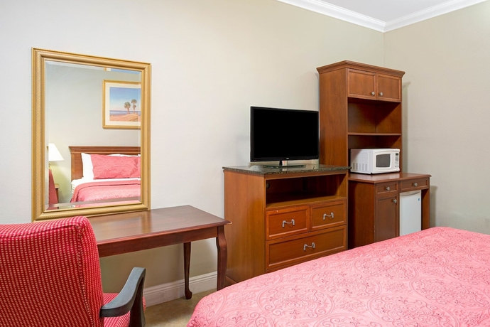 Imagen de la habitación del Hotel Sun and Surf Inn. Foto 8