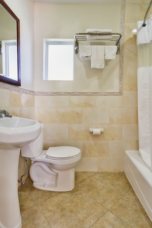 Imagen de la habitación del Hotel Sun and Surf Inn. Foto 11