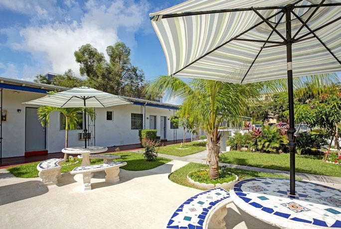 Imagen de los exteriores del Hotel Sun and Surf Inn. Foto 14