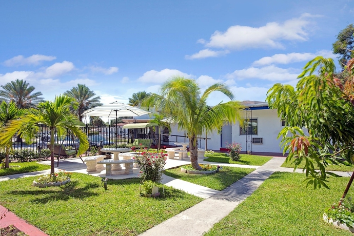 Imagen de los exteriores del Hotel Sun and Surf Inn. Foto 15