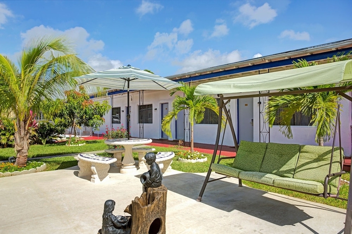 Imagen de los exteriores del Hotel Sun and Surf Inn. Foto 16