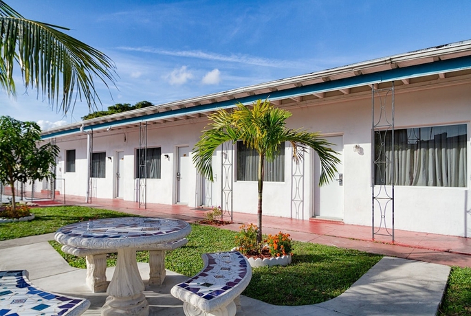 Imagen general del Hotel Sun and Surf Inn. Foto 2