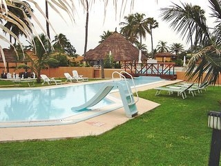 Imagen de la piscina del Hotel Sunbeach Hotel and Resort. Foto 9