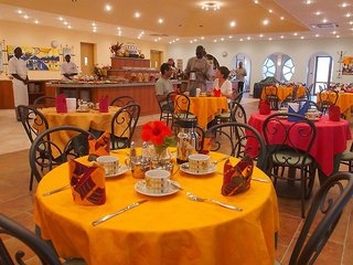Imagen del bar/restaurante del Hotel Sunbeach Hotel and Resort. Foto 4