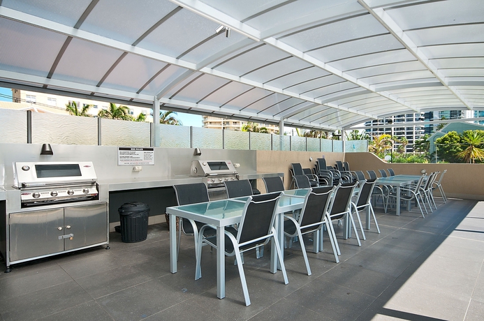 Imagen de los exteriores del Hotel Sunbird Beach Resort. Foto 9