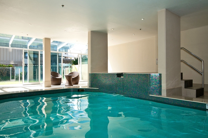 Imagen de la piscina del Hotel Sunbird Beach Resort. Foto 14