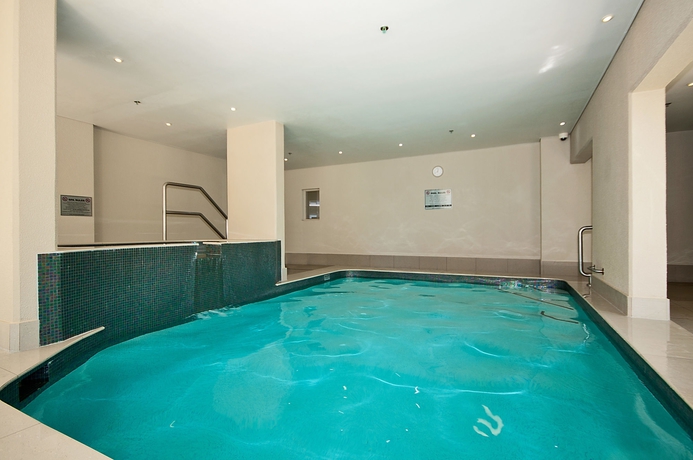 Imagen de la piscina del Hotel Sunbird Beach Resort. Foto 15