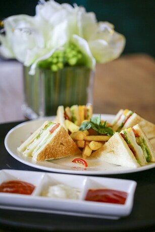 Imagen del bar/restaurante del Hotel Sunbreeze Senayan. Foto 12